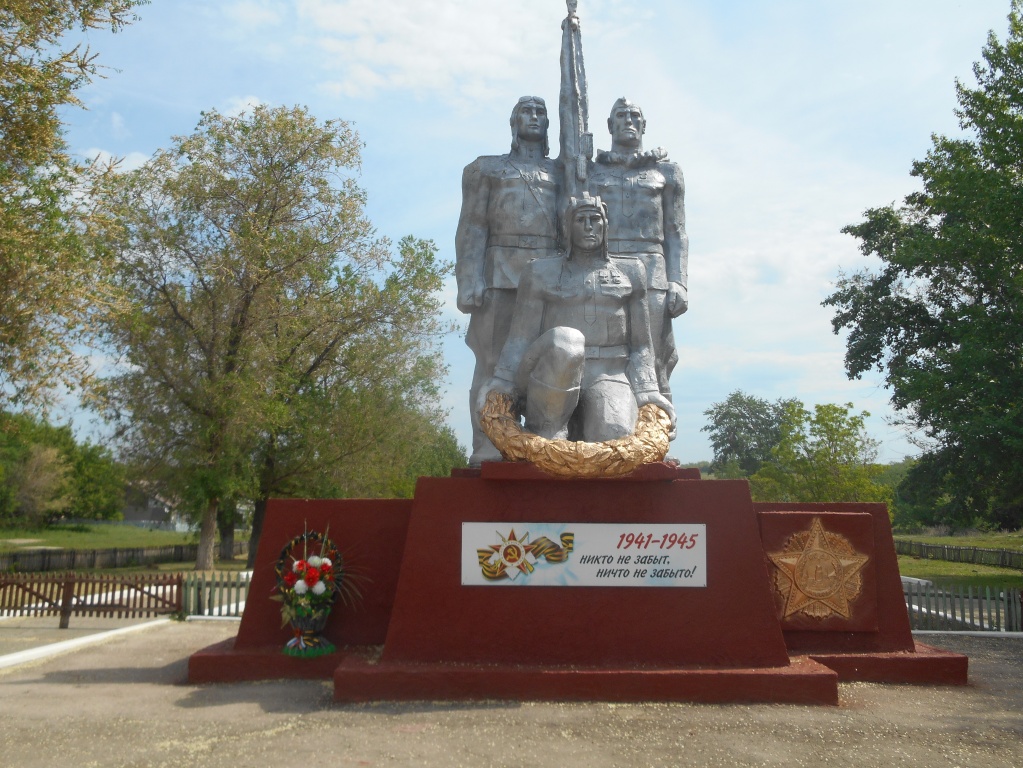  Памятник защитникам Великой Отечественной войны в селе Брыковка. Объект, увековечивающий память погибших при защите Отечества. Установлен в 1976 году..JPG